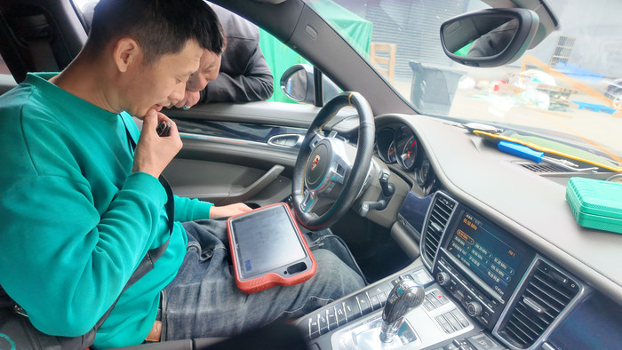 汽车防盗解码学校老师专业吗？